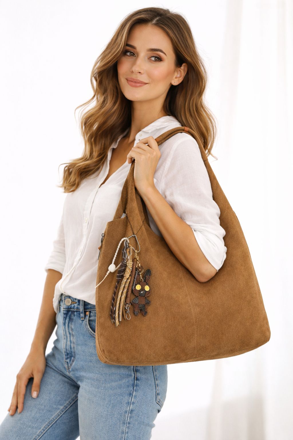Borsa Hobo Scamosciata Camel con Charm Artigianale - immagine 2